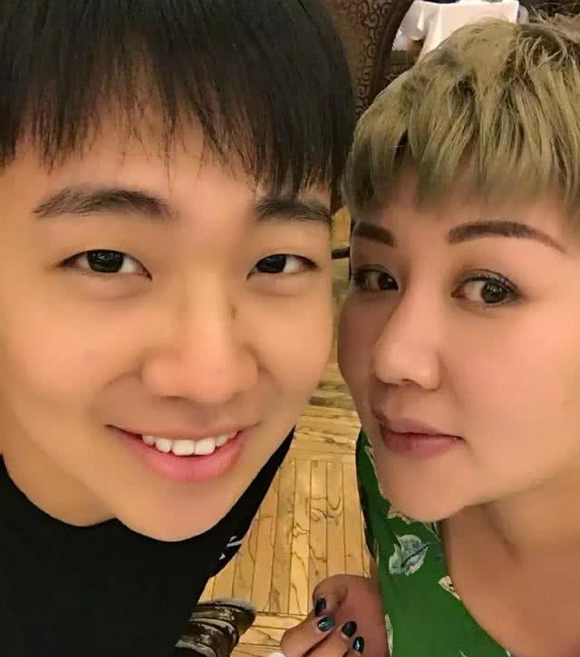 原创郭德纲4岁小儿子罕见现身锅盖头长马尾抢镜样貌像极了郭德纲
