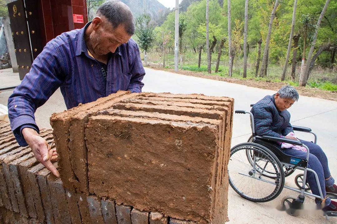 为了自己的婆姨程老汉打土坯垒火炕
