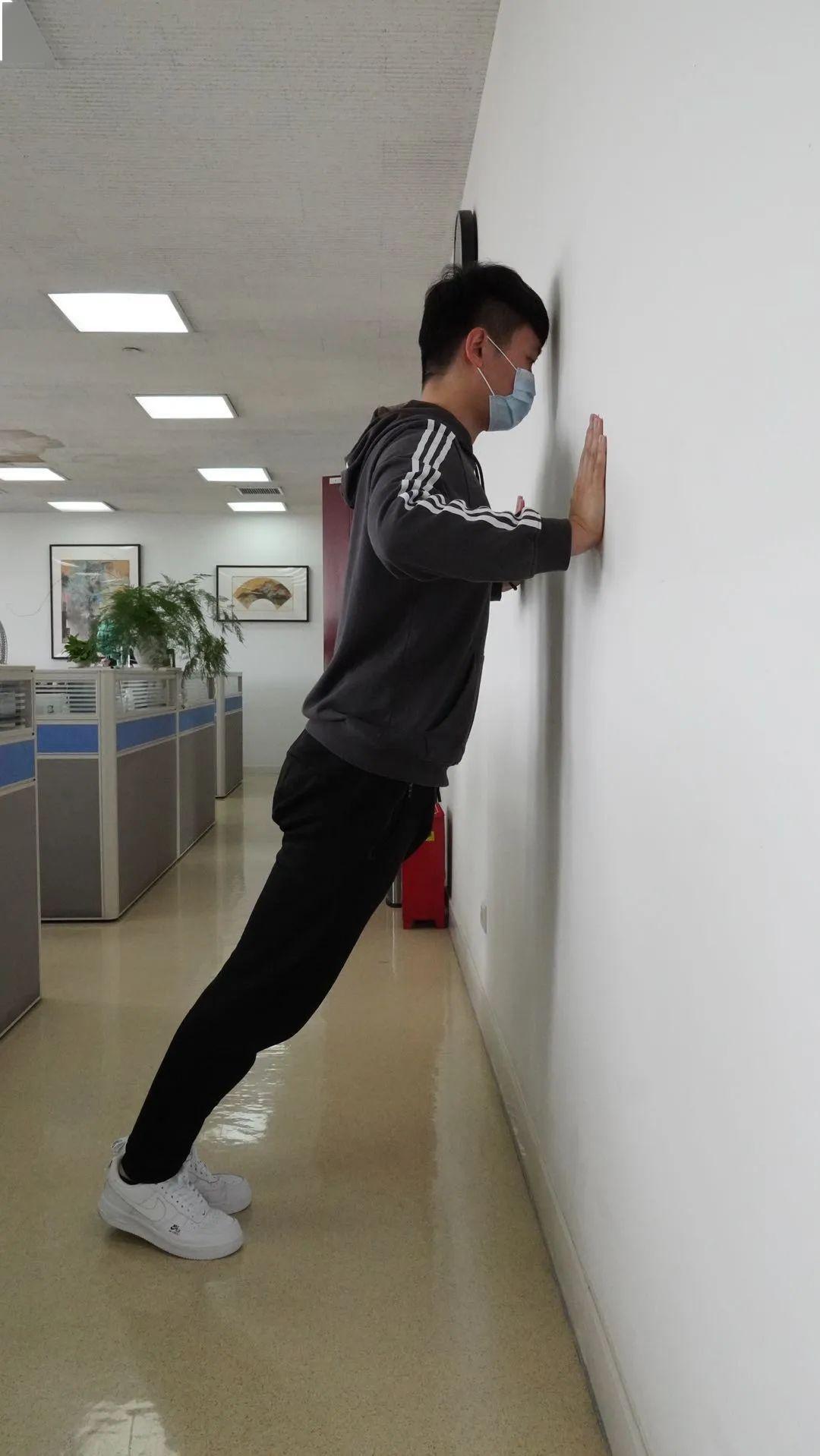 2,扶墙俯卧撑背部紧贴墙壁,双脚自然站立,初始位双臂与身体成w字,手握