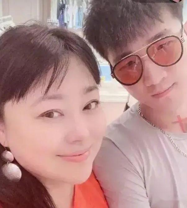 李菁菁被曝诈骗千万90后老公疑出轨本尊直播痛哭辟谣