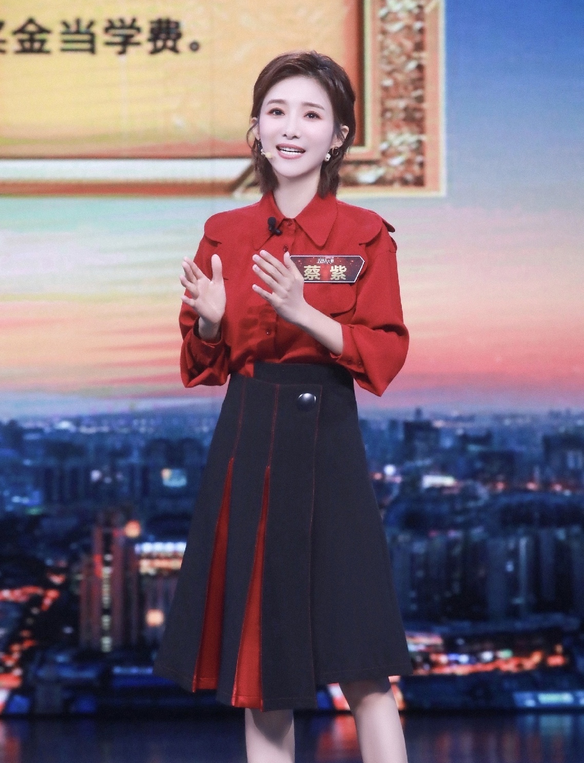 原创蔡紫晒近照!穿白西装清新美,不愧是"最美女主持"