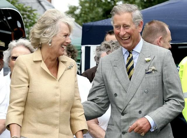 查尔斯和卡米拉晒15周年纪念照怀抱狗狗好甜蜜却遭到媒体抨击