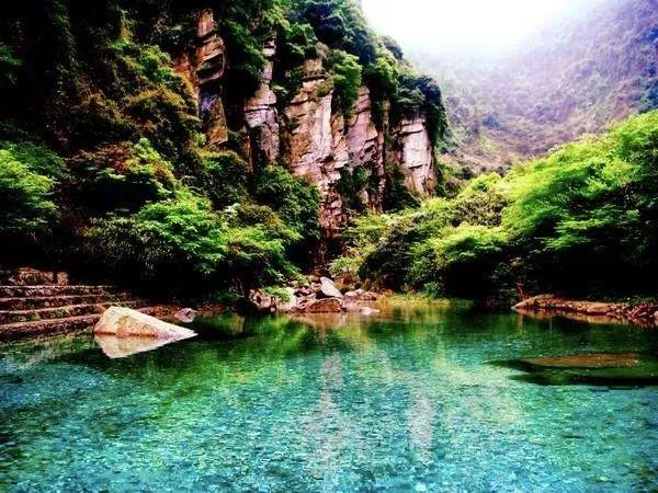 号称庐山"第一潭",俗有"到了碧龙潭,不愿把家还"之说碧龙潭的彩池