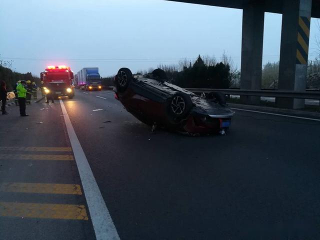 啥心态女车主实习期醉驾高速翻车当着民警竟比起胜利v手势