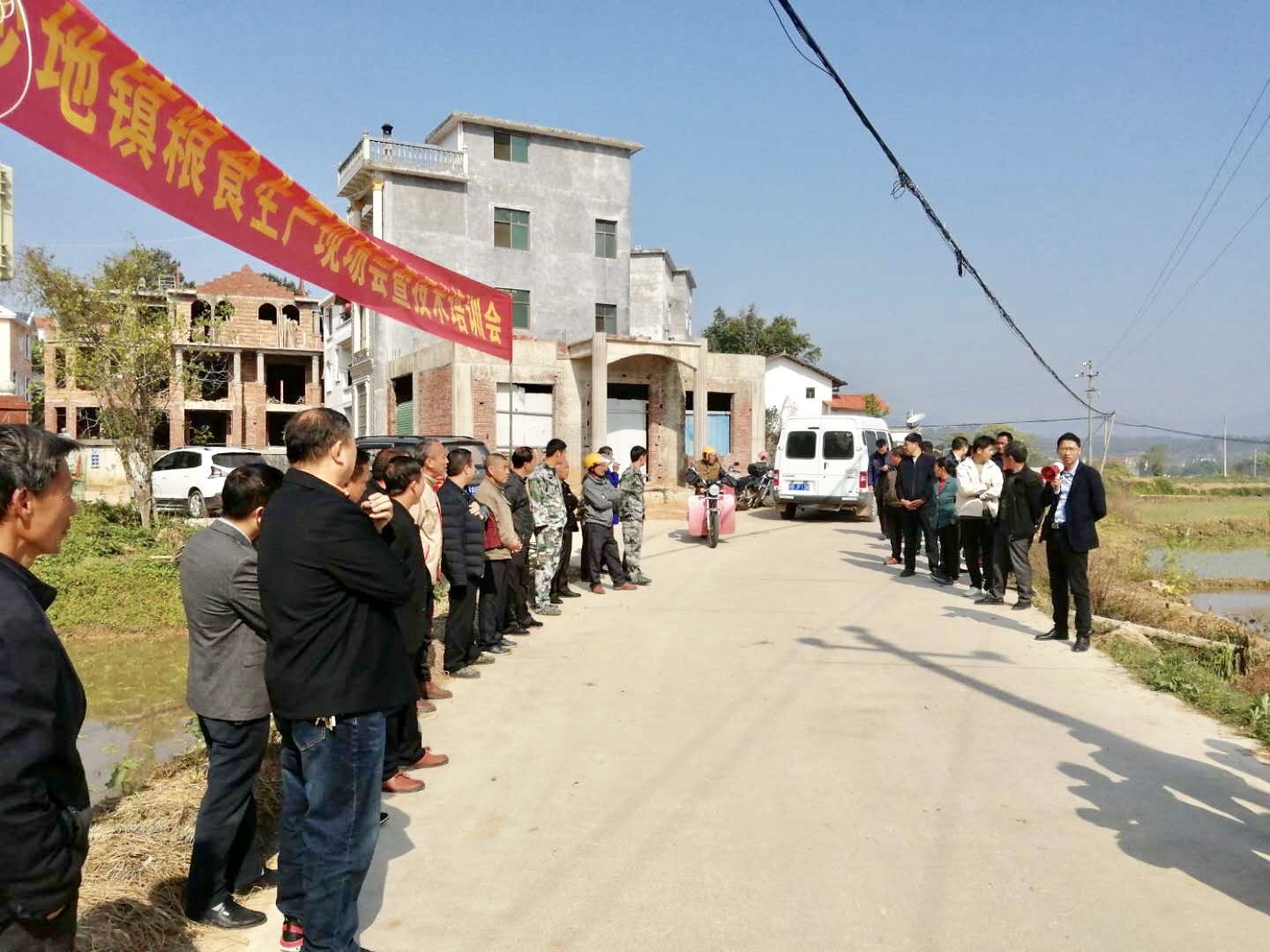 赣县区沙地镇召开粮食生产现场会全力推进早稻生产工作