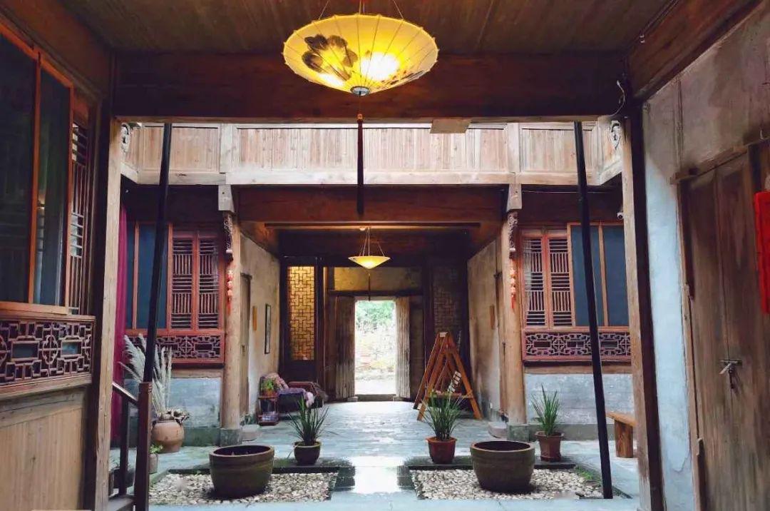 燕舍燕舍民宿,坐落于美丽的西溪南古村落里,由一栋有着近两百年历史的