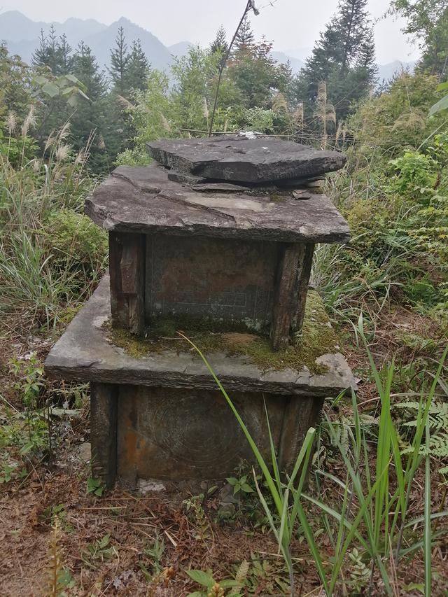 貴州深山裡的古墓,都是石塊建造,沒有墓誌銘,謎團重重!