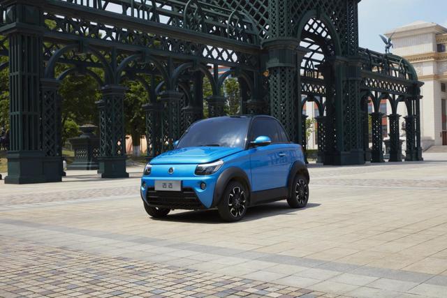 迈迈定位为城市"城市电动小跑车",这款双门双座的微