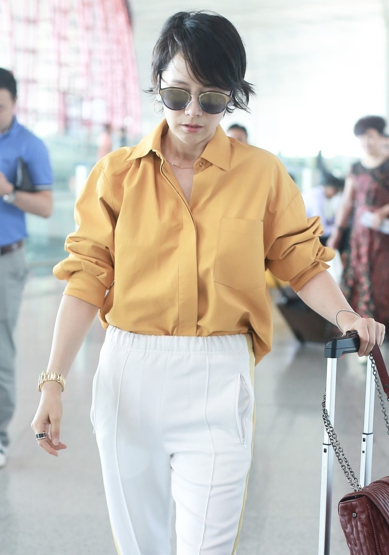 海清真懂潮流色黄色衬衫配奶油裤气质高级尽显商务魅力