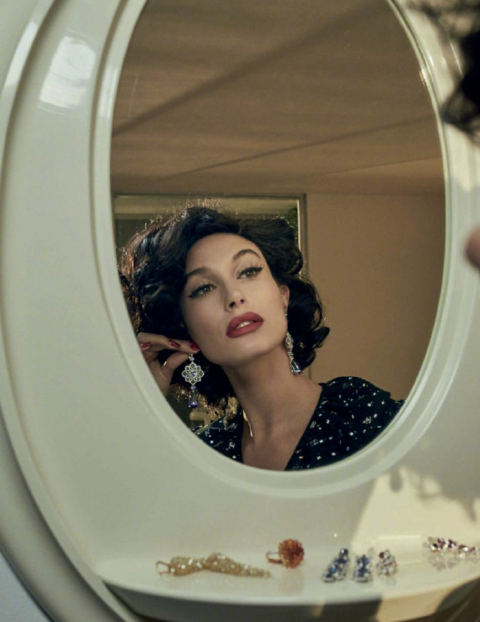 比伯娇妻海莉身材火辣小香风短裙拍性感封面气质超模水平