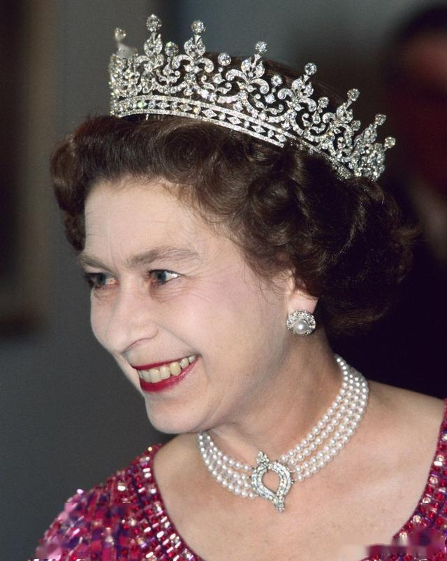 英国王室伊丽莎白女王二世最迷人的珠宝和配饰