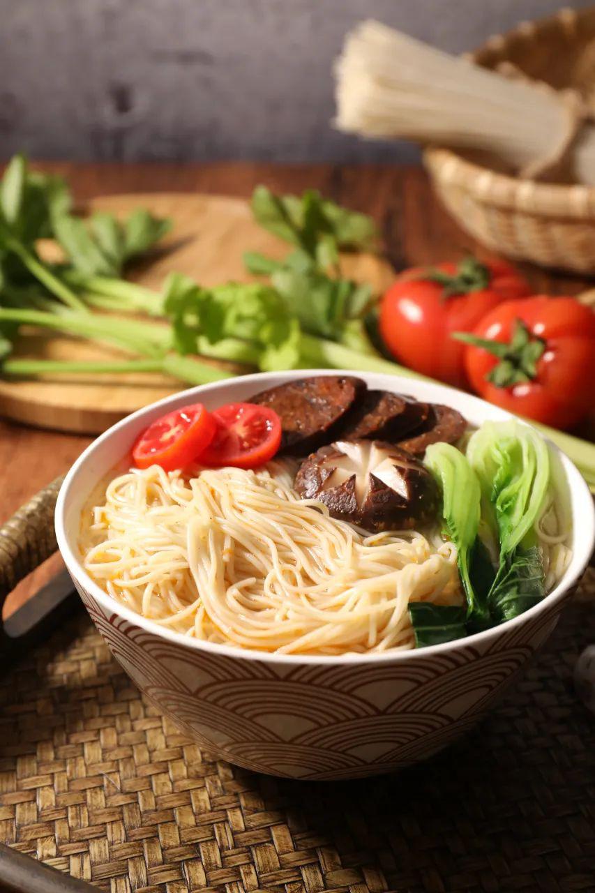 好吃到舔碗这碗手工面条让我想起了家乡的味道