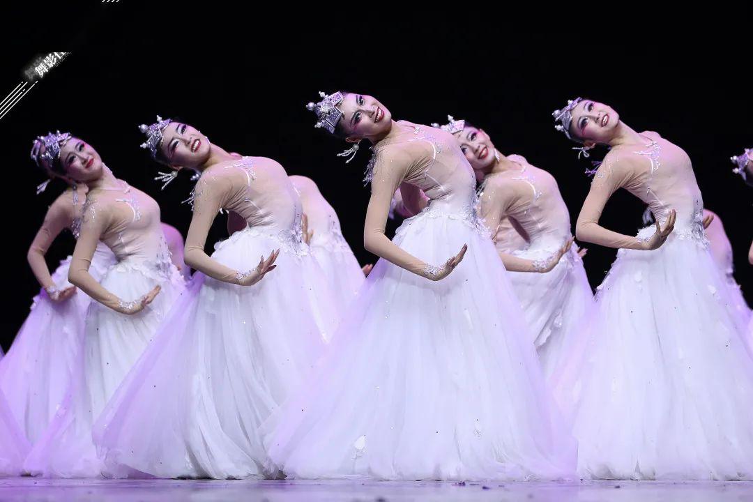 蒙古族群舞《额尔古纳河》静谧而不失雄伟,柔美而不失大气_舞蹈