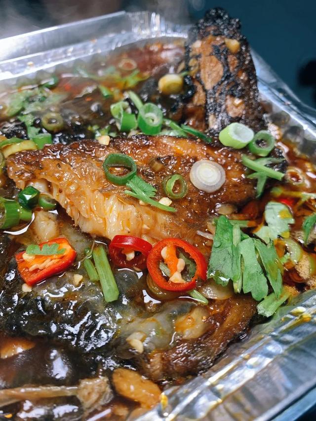 锡纸碟鱼头也算是特色,因为大多店里都是炭烤.