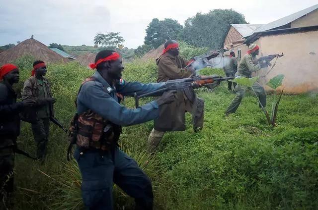 原创蝗灾和病毒都来了非洲千万人遭粮食危机武装分子假扮医生传毒