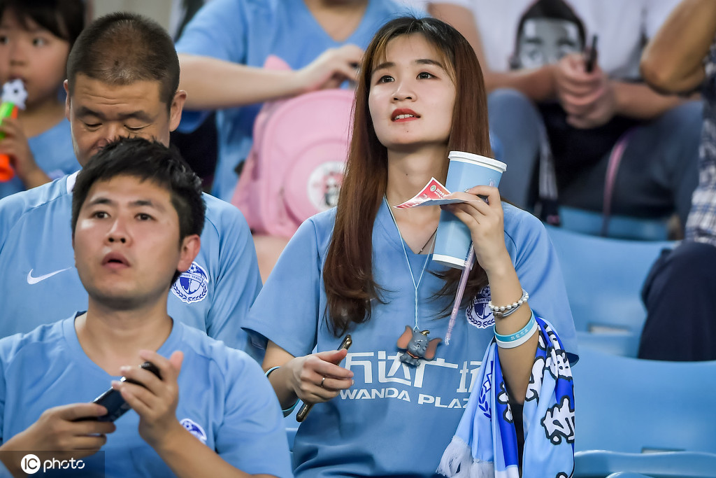 大连队美女球迷点亮中超 时尚大方夺人眼球(图)