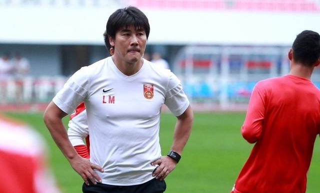 2001年在前国奥主教练霍顿的搭桥下,李明先后在斯托克港和水晶宫试训