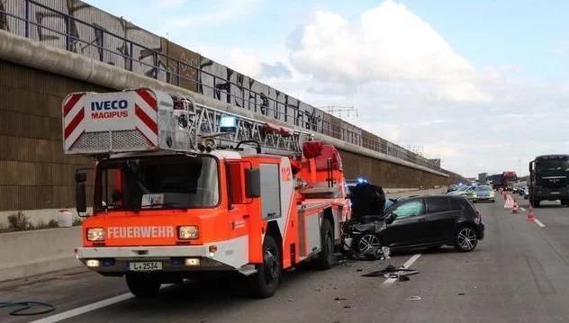 大眾高爾夫追尾消防車導致報廢,網友:進口車就是不一樣!