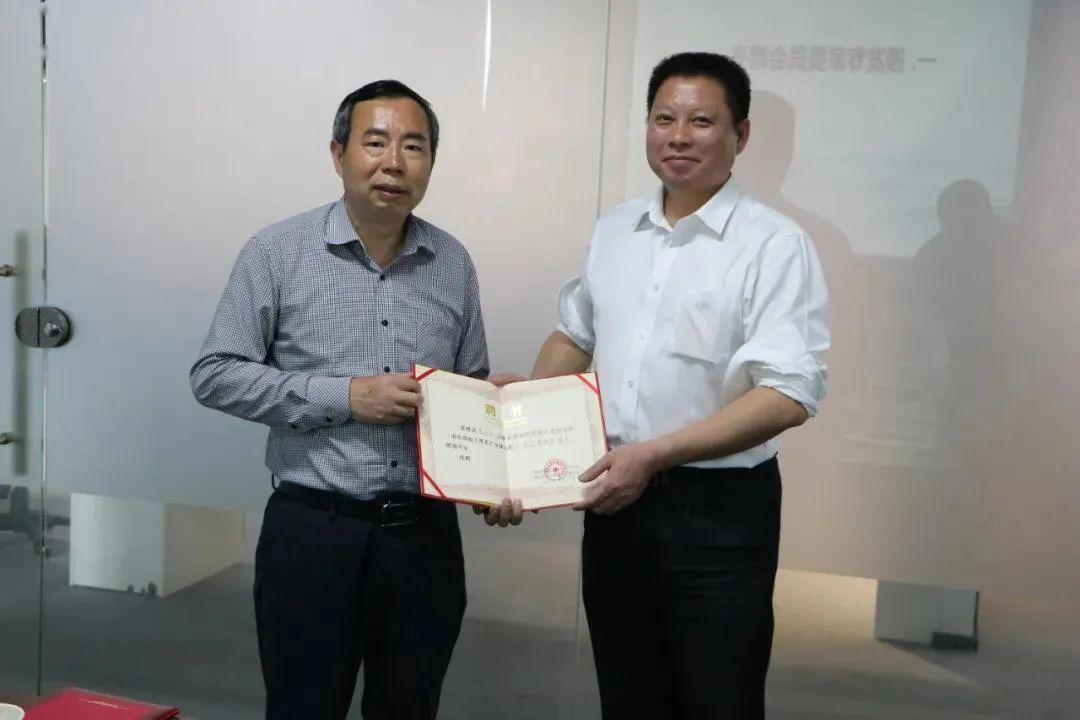 聘书△萧力争代表专家委员会向龚巨成颁发委员聘书△谌再来代表研究