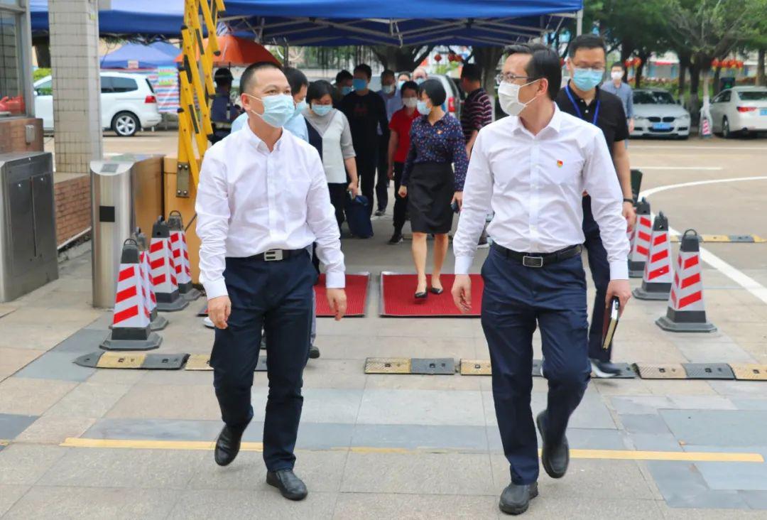 助力复学领导调研指导工作勒中精细准备返校区委常委练凌东同志到我校