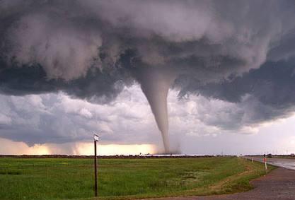 美国再次发出警报,雪上加霜_龙卷风