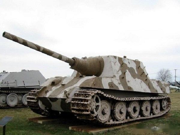 猎虎歼击车有一个加长的虎王底盘,与之相连的是一个方形的固定炮塔.