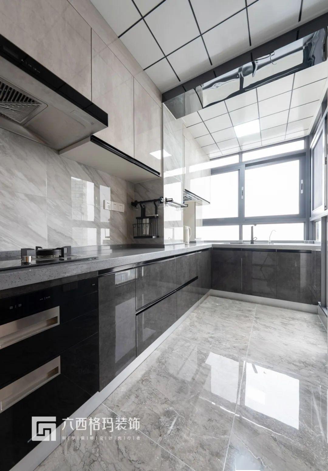 灰色石英石台面搭配深灰色橱柜,整个空间深浅不同的灰色调,低调却充满