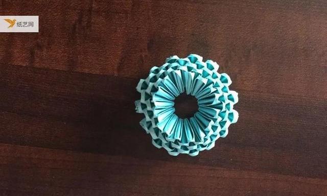 5种彩纸,折了约2600个单元三角插,组合了孔雀,地球仪,附教程_裁剪