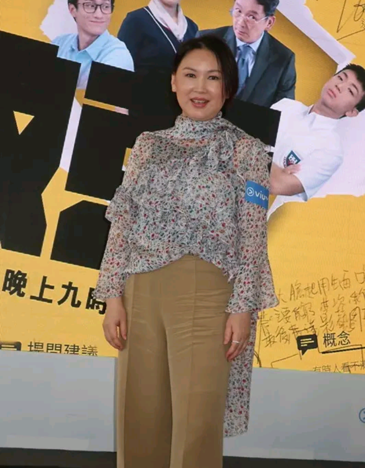 原创人老了就不必装嫩,58岁陈秀雯换上老年波点衣,真实点更漂亮!