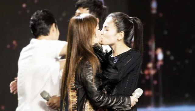 刘涛秦海璐2个女人多次当众亲吻她们俩到底啥关系