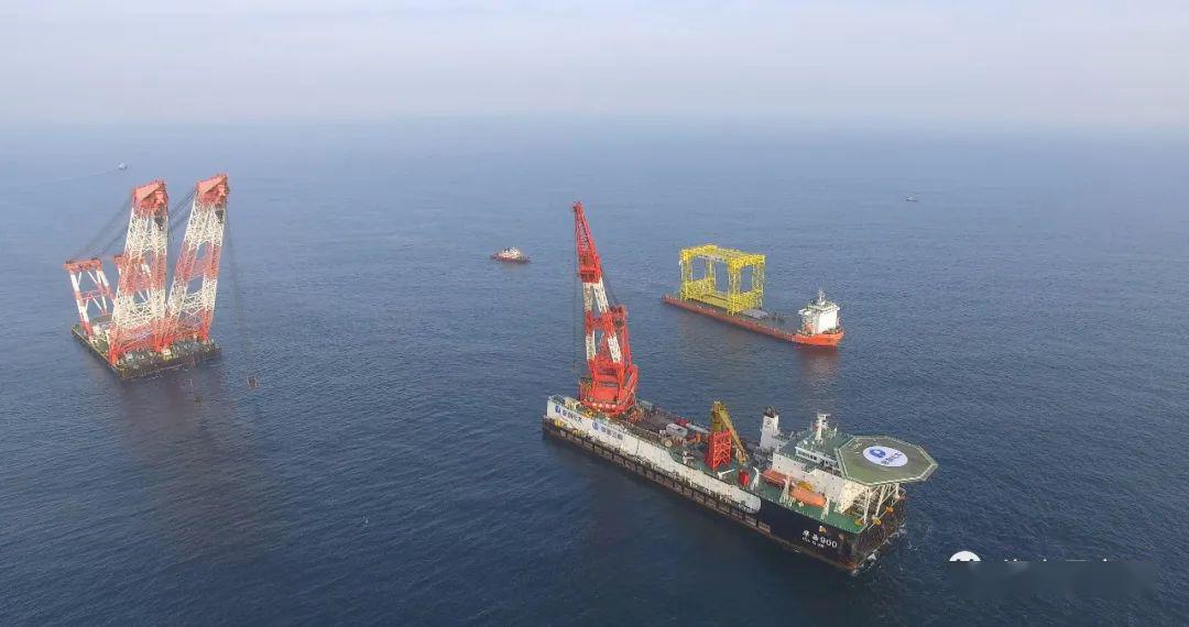 在"建扬诚祥"自航驳,"华西900"起重船等协同下,长46米,宽28米,高达32