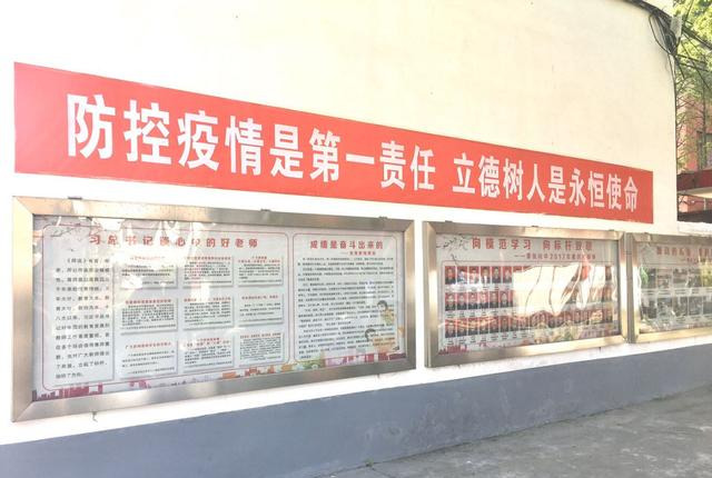 校门口,迎风飞扬的彩旗,温馨备至的标语,简洁明了的提示牌,整洁的地面