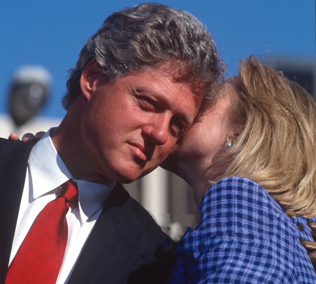 克林顿28年前四处演讲希拉里全程陪同妻子轻拍丈夫后背太暖心