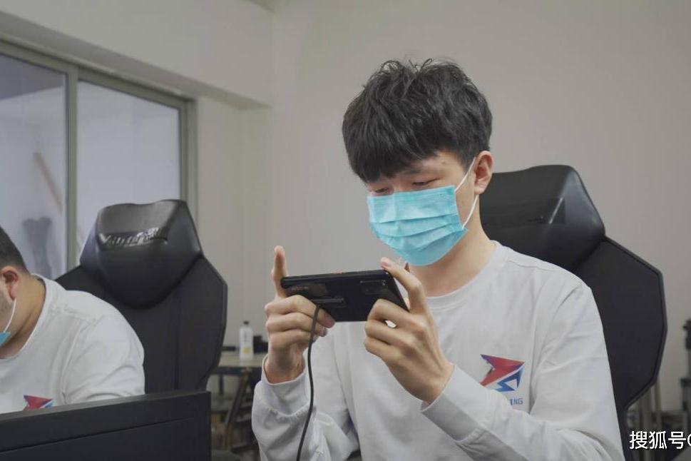 教练组不让闪光上场也是很奇怪,原本他就是ts的核心选手,而且实力也