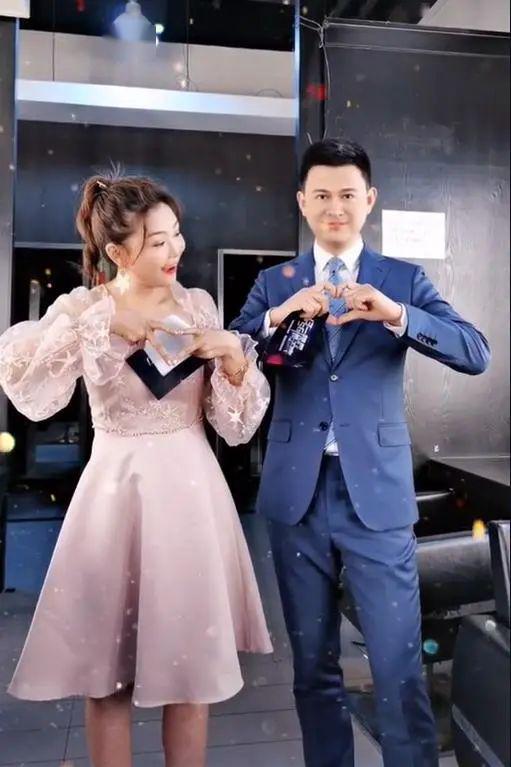 湖南台女主持yoyo罕见秀恩爱,被嘲脸比老公大,疑似变脸认不出_蒋宏杰