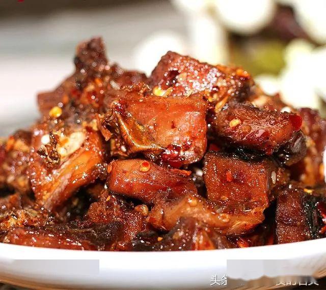 油煎腊鱼做腊鱼在于煎逼出来的香味犹如古筝上跳出来的音符婉转而悠扬