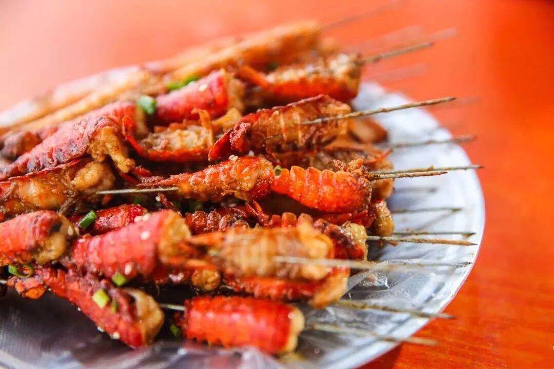 烤虾球弹嫩鲜香武汉人能把鸭脖吃出各种花样来除了卤鸭脖还有烤的香辣