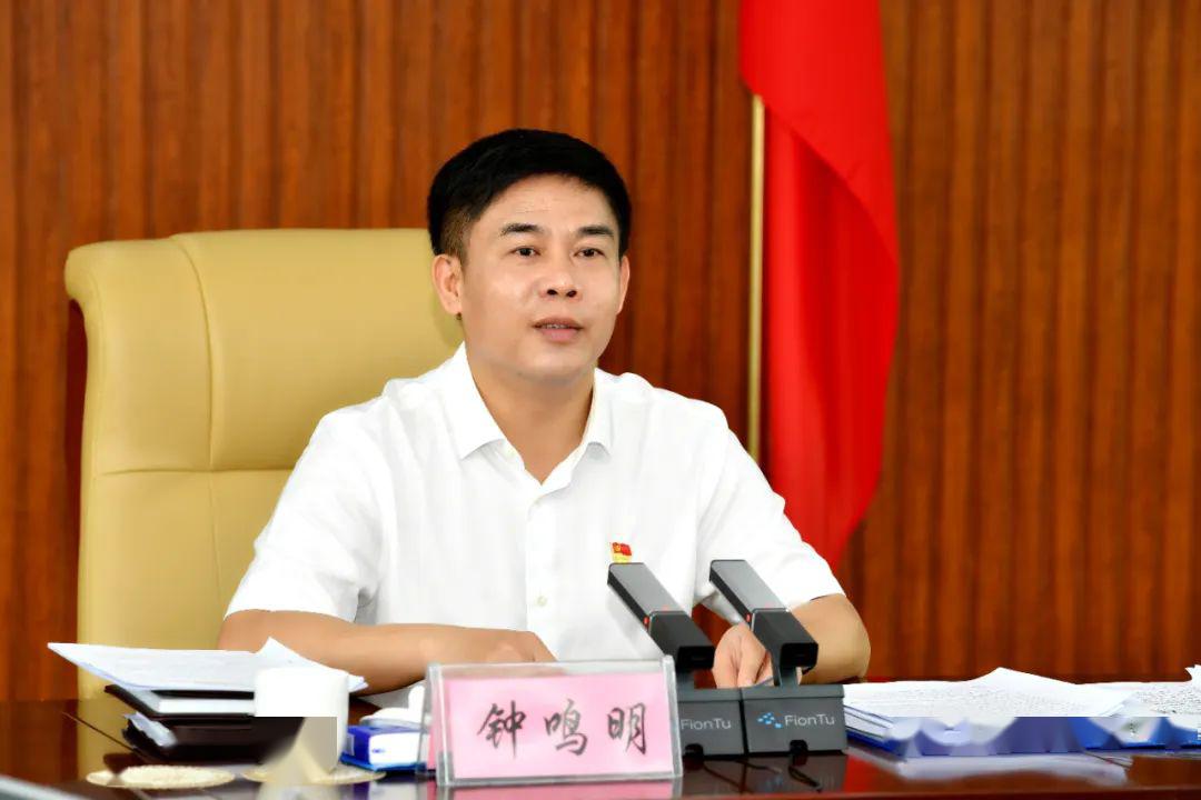 钟鸣明在十三届市委理论学习中心组第51次扩大学习会上强调加强学习