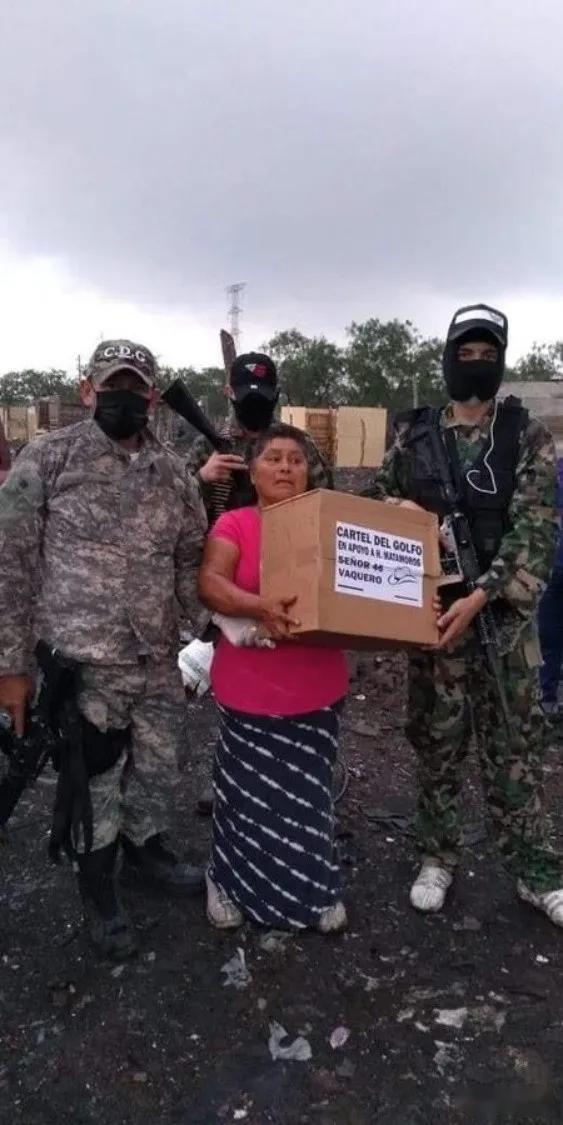 没错,这不是蒙面持枪劫匪绑架人质的现场,而是海湾卡特尔集团的毒贩们