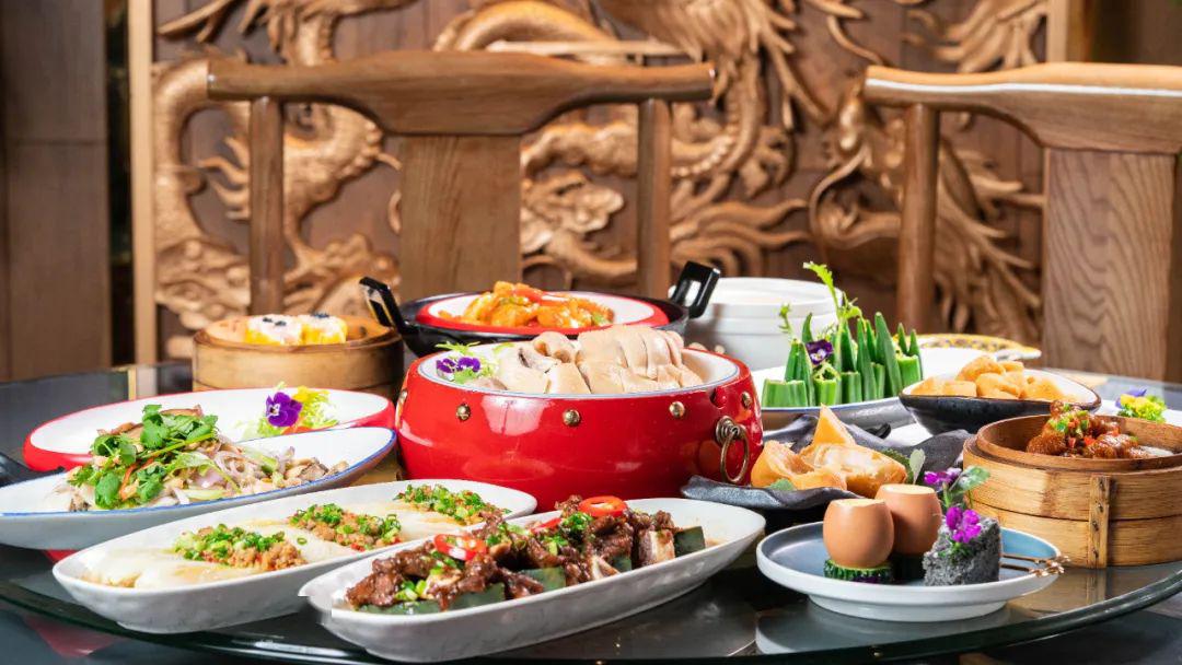 珍馐粤菜丨餐具也很讲究,略显华贵古雅的金蓝配色,我麻利地点上一桌菜