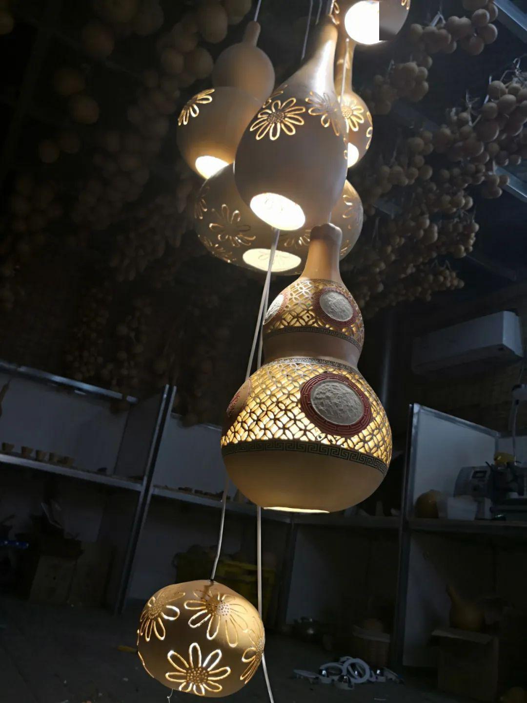 其中支撑体包括芯管和套装在其外面的天然葫芦;葫芦为镂空状;芯管一端