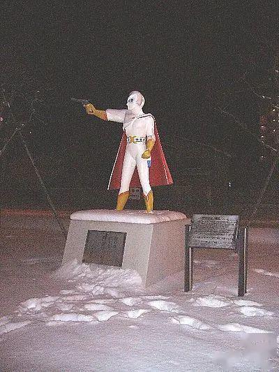 后来的电视版"月光假面"像由今天的刺激性的漫画画面看来,"驱逐坏书