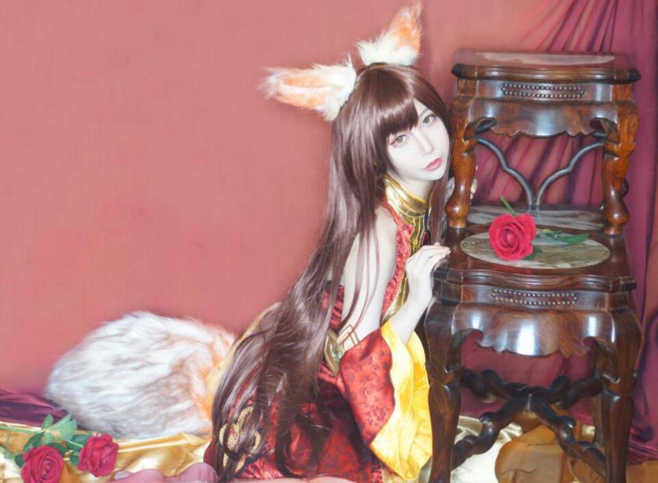 妲己超还原cos古风装长发飘飘玩这个狐狸我能把把超神