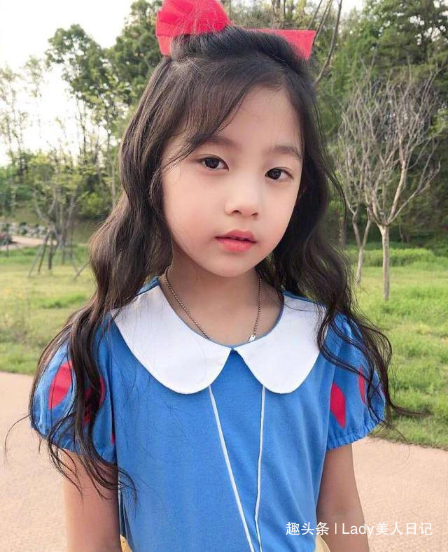 小女子的童装仍是以香甜,心爱,温文为主,不管是从色彩仍是样式上面都