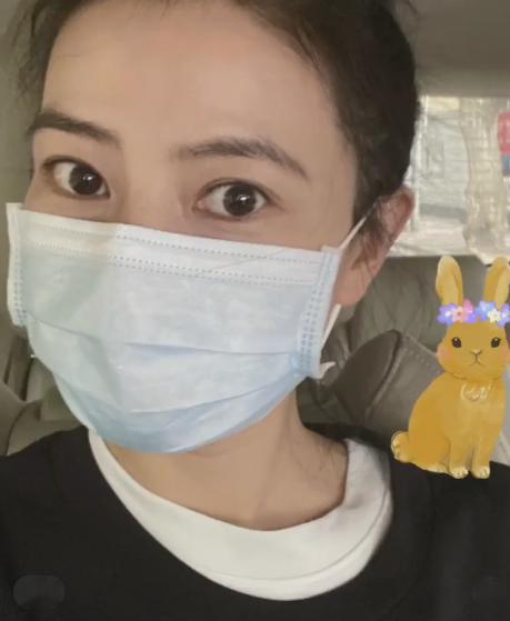 高圆圆罕晒照营业,穿v领上衣秀迷人锁骨,口罩遮面巴掌脸惹人羡