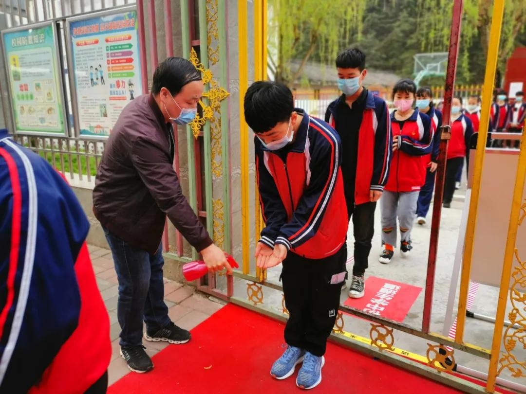 两当一中↑本组摄影/屈鹏礼县职业学校↑摄影/王书昿礼县一中↑摄影