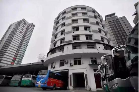 重庆红旗河沟车站即搬迁空心圆筒楼和大巴穿楼是否依然无恙