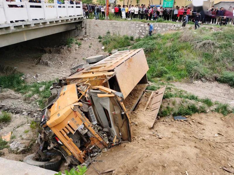 丹凤这个人虚假宣传净水器被处罚拉土车撞人后侧翻致1死