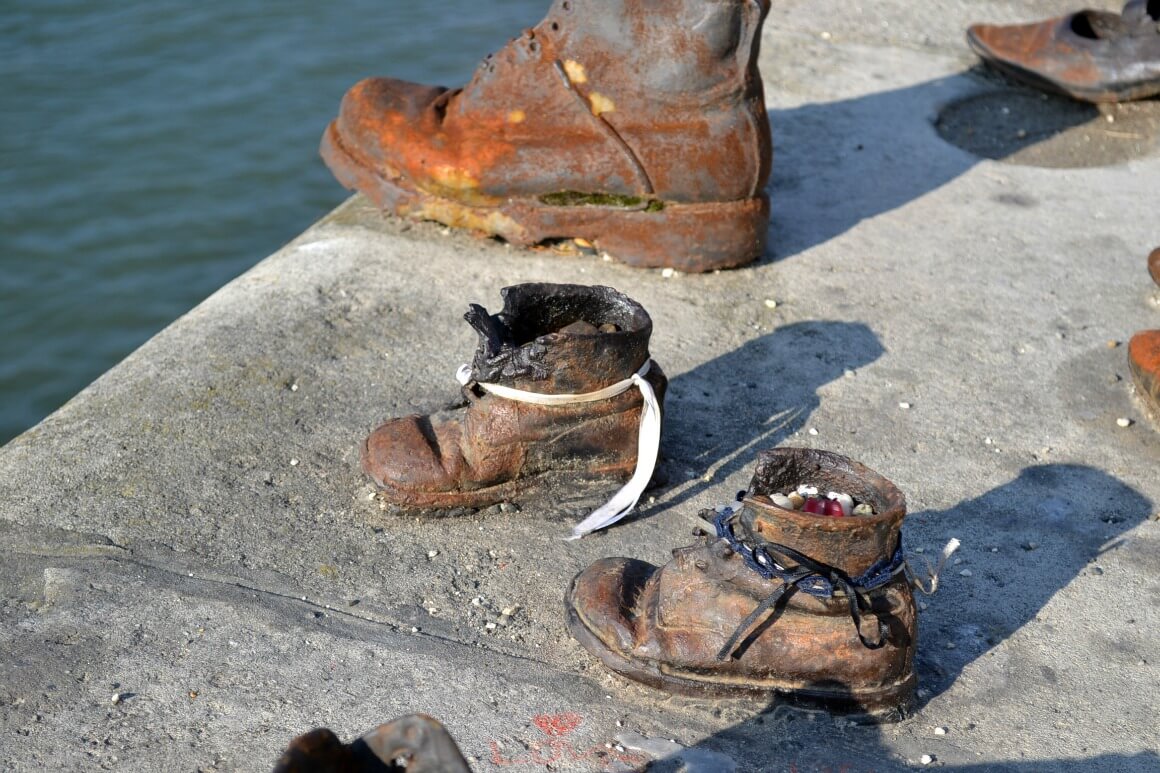 世界上最恐怖景点:河边的这些空鞋子,背后是一条条生命