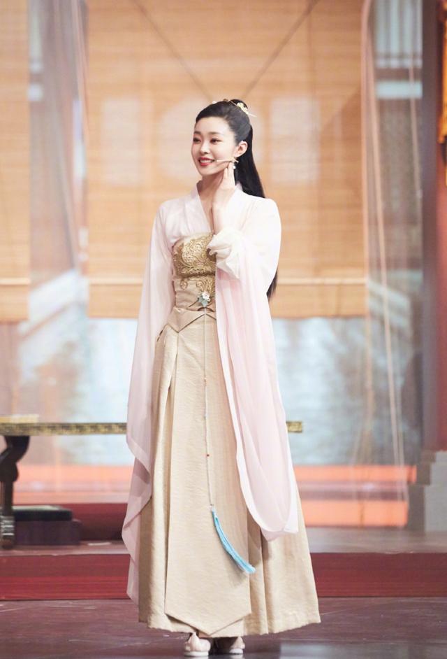 庆余年剧组重聚李沁一袭白衣美成仙被花五竹帅到了